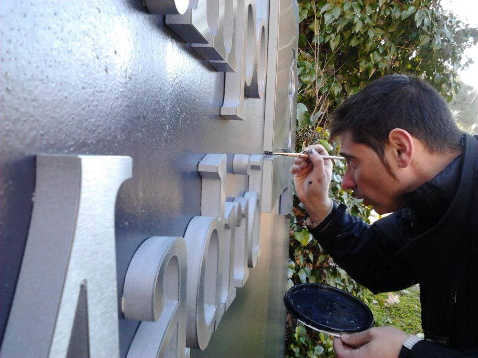  trabajador haciendo letras corporeas de club de campo de villa de madrid